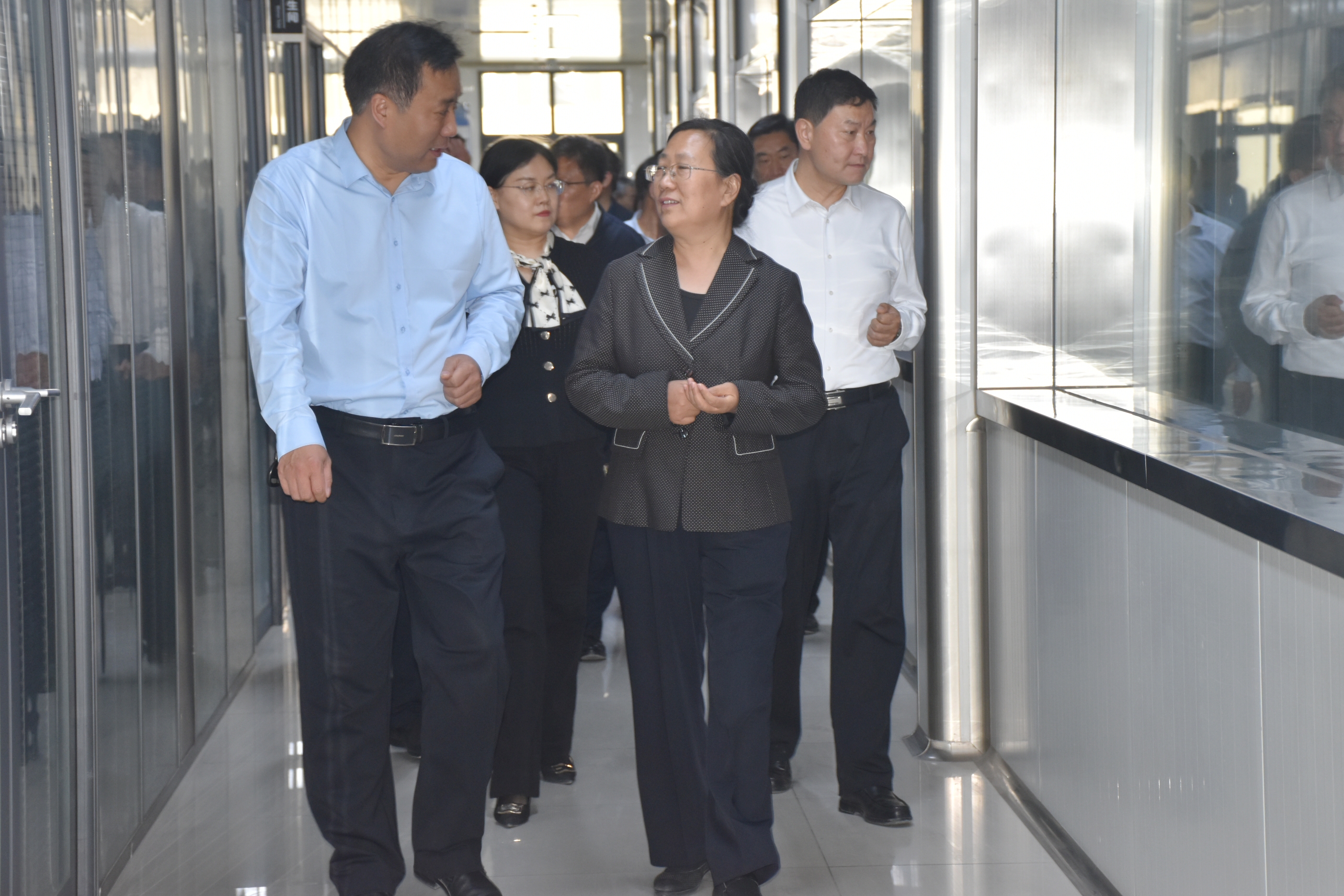 济南市人大常委会副主任巩宪群来我司察看农产品品牌建设情况